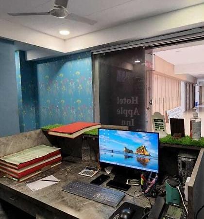 Oyo Hotel Apple Inn Surat Exterior photo