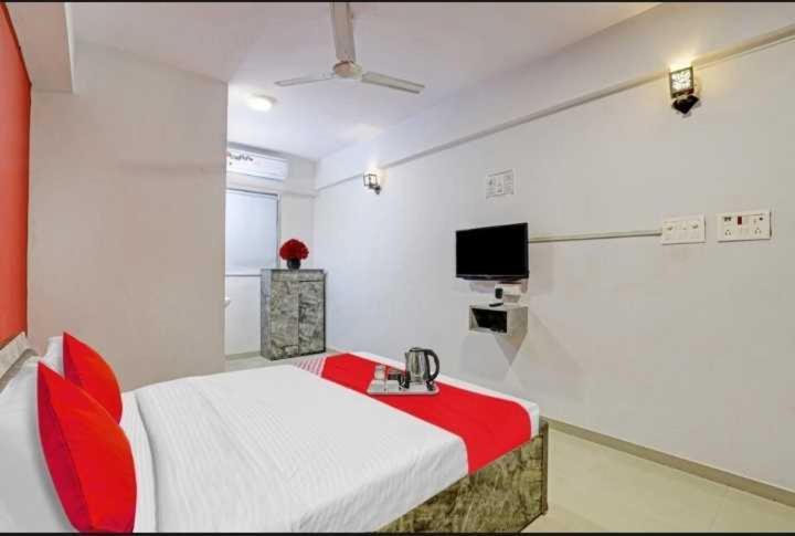 Oyo Hotel Apple Inn Surat Exterior photo