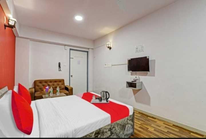 Oyo Hotel Apple Inn Surat Exterior photo