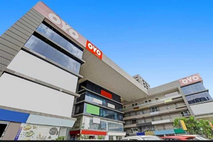 Oyo Hotel Apple Inn Surat Exterior photo