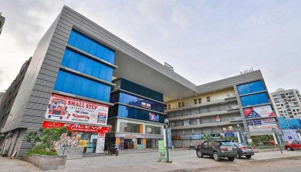 Oyo Hotel Apple Inn Surat Exterior photo